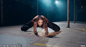21 kasım 2020 cumartesi günü eklendi, 32 defa indirildi. Little Mix S Jade Thirlwall Wears Suspenders In Sweet Melody Video Aktuelle Boulevard Nachrichten Und Fotogalerien Zu Stars Sternchen