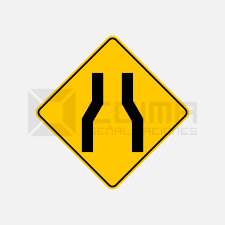 Señales de advertencia de peligro guía completa con ejemplos: Una señal P-17 (Curva Peligrosa) visible en una carretera de montaña cerca de Arequipa, ilustrando los ejemplos reales de señales de advertencia.