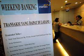 Beberapa cabang bank mandiri juga ada yang buka dan melayani nasabah pada akhir pekan (weekend) yakni sabtu dan minggu, mulai pukul 10.00 hingga 15.00. 4 Bank Besar Buka Layanan Terbatas Saat Libur Akhir Tahun Simak Jadwalnya Bisnis Tempo Co