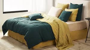 Couette douce et draps finement brodés, votre chambre se pare d'élégance. Linge De Lit A L Unisson