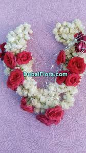 Jasmine flower is mainly worn in the hair of ladies for its beauty and fragrance.it is one of the most beautiful and fragrant amongst all the flowering plant species in old times males also had long hairs, and they also decorated their hair with flowers. Jasmine Flower Gajra For Hair With Roses