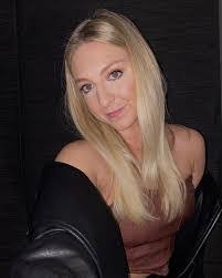 Amanda Pyle's Instagram, Twitter & Facebook