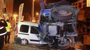 34 gm 6792 plakalı tir sürücüsü direksiyon hakimiyetine kaybederek orta refüje çarparak durabildi. Bursa Da Kontrolden Cikan Tir Oto Galeriye Daldi Son Dakika Haberleri