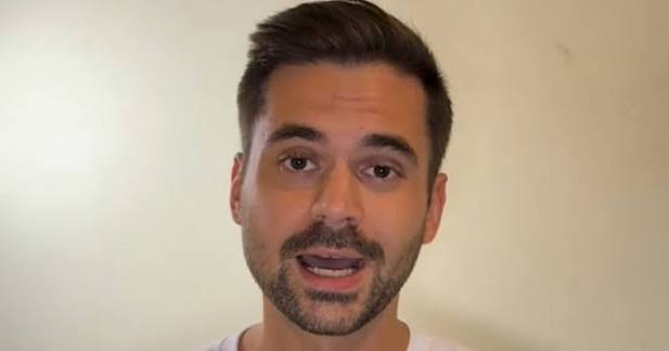 Bernardo Moreira Amado Barros protestando com megafone no condomínio de Jair Bolsonaro em Brasília