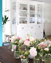 Blumen Uberall Blumen Die Deko Der Hochzeit Macht Sich Gut Diemerleperle Pfingstrosen Kamille U Tischdekoration Hochzeit Blumen Eukalyptus Hochzeit Hochzeit