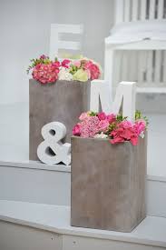 Tolle Idee Fur Die Initialen Des Brautpaares Blumenschmuck Hochzeit Dekoration Hochzeit Hochzeit Eingang