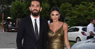 Arda, türkiye a milli futbol takımı ile ilk maçına 16 ağustos 2006 tarihinde lüksemburg ile oynanan. Arda Turan In Esi Aslihan Turan I Gorenler Sok Oldu Dudagina Ne Oldu Asli Galeri Takvim