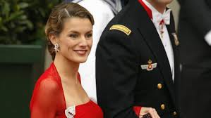 Niemand sollte ihr die show stehlen. Die Story Hinter Dem Roten Kleid In Dem Letizia In Europa Debutierte