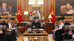 Diğer karelerde bu bandajın olduğu yerde yeşil renkli bir yara izi dikkat çekiyor. North Korea Kim Jong Un Warns Of Food Shortages News Dw 16 06 2021