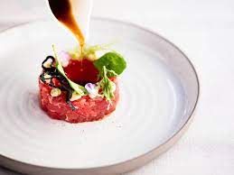 Cubo di tartare di carne con salsa al gorgonzola e tuorlo d'uovo. Torino Cannavacciuolo Bistrot Moondo