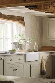 Grand Evier De Ferme Avec Robinetterie Chromee Perrin Rowe Plan De Travail Silestone In 2020 English Country Kitchens Country Kitchen Designs Country Kitchen