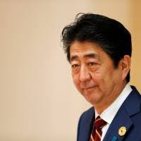 Abe meets with Taiwan envoy at APEC summit despite warning from Xi