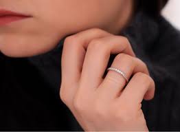 Zarif Pirlanta Detayli Ince Alyans Minik Pirlantali Alyans Beyaz Altin Diamond Wedding Band Diamond Wedding Ring Alyans Yuzuk Altin