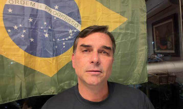 Flávio Bolsonaro critica restrições judiciais em carta ao pai e alega apoio político estratégico