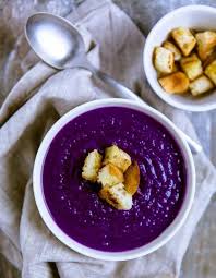 Soupe Au Chou Rouge Et Pomme De Terre Des Soupes Violettes Qui Mettent De La Couleur Dans L Hiver Elle A Table