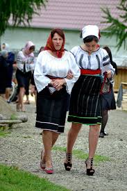 Azi, luni 30 noiembrie 2020 puteți vedea răsăritul soarelui la ora 07:44:38 și apusul la 16:27:01. Oameni Din Bucovina Vicovu De Sus Bivolarie Laura Locuri Simbolice De Vizitat In Bucovina