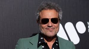 DRO celebra su 40 cumpleaños haciendo del 'voy a pasármelo bien' de Hombres  G una misión cumplida