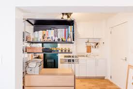 大きなデスクと 空間を仕切って繋ぐ棚 巧みな家具配置で使いこなすワンルーム アパートのデザイン インテリア インテリア 収納