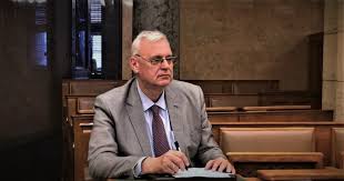 This is 18.05.17 andras aradszki by maltaineu on vimeo, the home for high quality videos and the people who love them. Aradszki Andras Az Kisujjat Sem Mozditja Az Erd Kornyeki Munkanelkuliekert Ez A Lenyeg