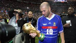 Zinédine zidane, toujours trèèès peu d'élan, 2 pas. Final Piala Dunia 1998 Dua Sundulan Zidane Satu Trofi Untuk Prancis Kumparan Com