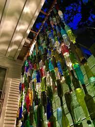125 old glass bottles became a unique screen wall! Garden Art A Brilliant Wine Bottle Wall