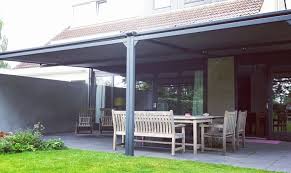 terrasoverkapping met elektrisch bedienbaar zonweringdoek en verlichting zonwering overkapping veranda bui terrasoverkapping zonnescherm buitenkant huis