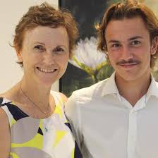 Paula Dubois's Instagram, Twitter & Facebook