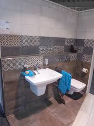 We found interesting country bathroom designs for you. Badfliesen Elbau