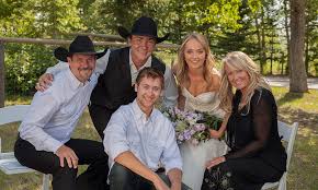  Heartland Actress Amber Marshall S Rustic Ranch Wedding Hello Canada