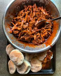 Sometime You Just Have To Get A Lil Messy With Pulled Pork Vindaloo On Some Warm Pita Bread Aworldofbrightflavorsfrommykit Pork Vindaloo Pulled Pork Vindaloo