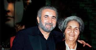 Η πρόβλεψη για το τηλεοπτικό μέλλον της ελένης μενεγάκη. Syntetrimmenos O Lakhs Lazopoylos Pote 8a Ginei H Khdeia Ths Mhteras Toy Ririkas