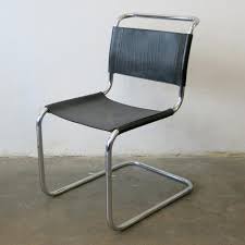 L'assise et le dossier sont en cuir d'origine, de couleur noir. Paire De Chaises B33 Marcel Breuer