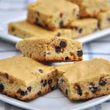 Brownies Chocolat Blanc Et Pepites De Chocolat Noir Recette Delicieux Desserts Recette Entremet Cookies Pepite Chocolat
