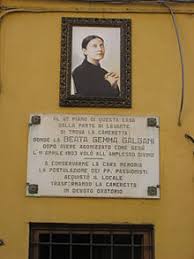Vive a torino e lavora come direttrice di sala in un famoso teatro della città. Gemma Galgani Wikipedia