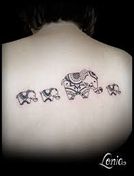 Tatouage Lonia Tattoo Elephants Famille Ornemental Mendhi Tatouage Symbole Tatouage Tatouages Famille
