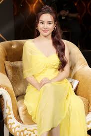 Do đam mê ca hát, cô được các sơ cho đi học đàn và nhạc. Vy Oanh Tá»« Co Sinh Vien Ngheo Ä'áº¿n Ca SÄ© Chi Tiá»n Tá»· Quay Mv Xem Nghe Ä'á»c Plo