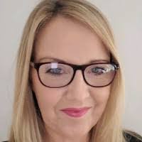 Julie Hooper's Instagram, Twitter & Facebook