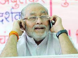 Pm modi's brother prahlad modi and mp cm shivraj singh chouhan being greeted by the community members during yuvak yuvati parichay sammelan of madhya pradesh tailik sahu samaj in bhopal. Pm Modi S Brother Sits On Dharna Demanding Escort Vehicle Police Times Of India