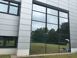 Sonnen Und Sichtschutz Mit Spiegelfolie Giebelfenster Druckerei Infrarotschutz Fur Roboter Fensterfolien Spiegel Folie Folie