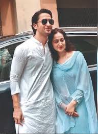 He has one younger sister. Shaheer Sheikh Ruchikaa Kapoor Court Marriage Pics Go Viral Actor S Onscreen Mother Supriya Pilgaonkar Attends The Wedding