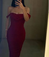 En Guzeli الأجمل On Instagram الفستان على جسمهاا والعلاقه البيرفكت اللي بين الاحمر والاجسام الجميله Fashion Strapless Dress Bodycon Dress