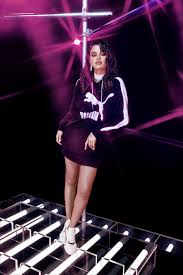 Selena gomez poses poolside in puma 'cali bold' sneaker. Socievole Indagine Pasto Selena Gomez Cali Nubuck Puma Photoshoot Carne Piuma Indipendente