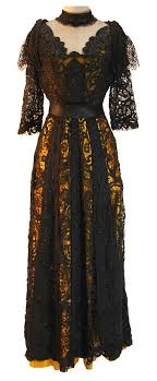 kleid spitze schwarz mit aufgearbeiteten stehkragen gurtel angenaht unterkleid seide gelb um die jahrhundertwende kleid spitze modestil langes abendkleid