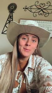 Amber Ritchey's Instagram, Twitter & Facebook