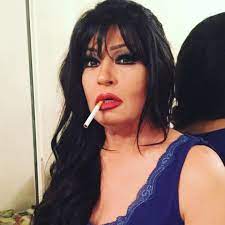 كيم مصطنعة، معتبرة أن لكل فنان أسلوبه الخاص. ÙÙŠÙÙŠ Ø¹Ø¨Ø¯Ù‡ ØªØ¸Ù‡Ø± Ø¨Ø§Ù„Ø³ÙŠØ¬Ø§Ø±Ø© ÙˆØªØ¯Ø§ÙØ¹ Ø¹Ù† Ù†ÙØ³Ù‡Ø§ Ø¨Ø§Ù„ØµÙˆØ±Ø© Ù…Ø¬Ù„Ø© Ø§Ù„Ø¬Ø±Ø³