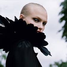 Angelina jolie, elle fanning und juno temple in einem film von robert stromberg. Zum Start Von Maleficent 2 Designerin Olivia Von Halle Holt Die Filmkostume In Die Realitat Vogue Germany