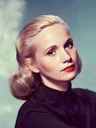 先是被澳洲雕塑家Olive Gill-Hille本人的照片击中，健硕的手臂、扎实的力量感。木屑和灰尘在她身上，是一种关于美的妆容。