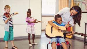 Keharmonisan sert keselarasan dlam sajian musik ansambel adalah ditentukan adanya kekompakan antarpemain. Pengertian Musik Ansambel Dan Jenisnya Kelas Pintar