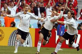 Schweinsteiger spent a majority of his career with european giants bayern munich, where he won eight bundesliga titles and seven german cups as well as the champions league in 2013. Da Ist Das Ding Und Bastian Schweinsteiger Ist Fussball Weltmeister An Diesem Freitag Dem 1 August 2014 Wird Schweini 30 Wir Gratulieren Mit Einem Blick Auf Seine Bisher Bewegte Karriere Stuttgarter Zeitung