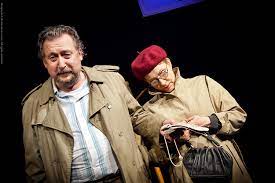 Akcja serialu rozgrywa się głównie we wrocławiu, gdzie w większości mieszkają główni bohaterowie oraz w wiosce wadlewo (gajków, ratowice), niedaleko wrocławia. W Kazdym Czlowieku Jest Teatr Redakcjabb